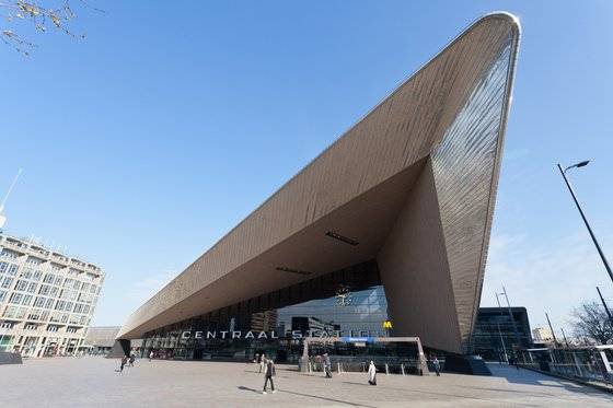 화살표 모양의 비대칭 지붕이 인상적인 로테르담 중앙역. 최승표 기자