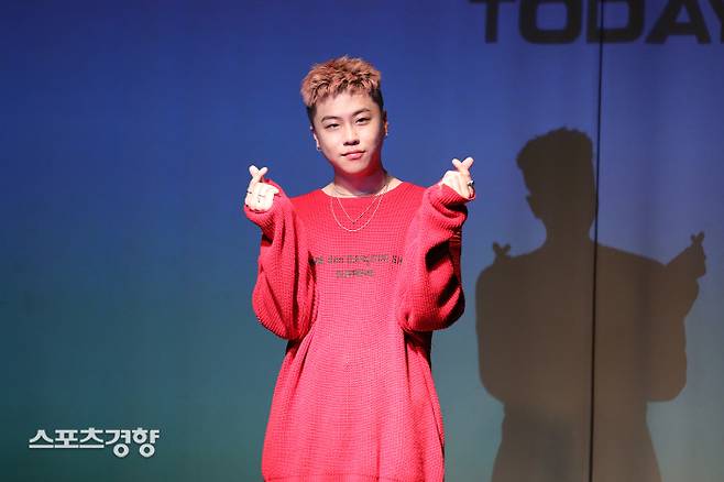 가수 준이 3일 오후 서울 마포구 서교동 벨로주 홍대에서 열린 첫 정규앨범 ‘투데이스(Today’s)‘ 발매 기념 쇼케이스에서 포즈를 취하고 있다. 사진 플라네타리움 레코드