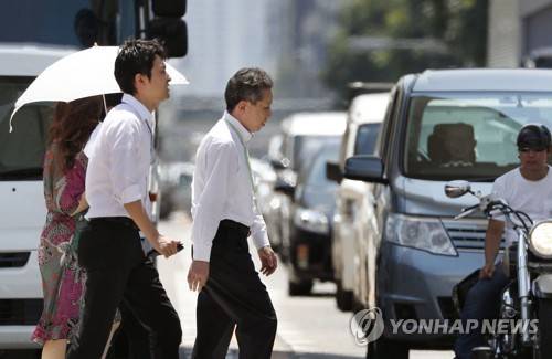 지독한 더위(지난해) 2018년 8월 일본 아이치(愛知) 나고야(名古屋)시의 시민들이 거리를 걷는 모습. [교도=연합뉴스 자료사진]