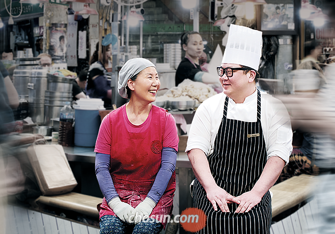서울 종로 광장시장에서 조윤선·이수환 모자(母子)가 마주 보고 웃었다. 전업주부이던 어머니는 가족을 지키기 위해 시장 노점에서 칼국수를 팔았다. 아들은 가족의 도움을 받으며 특급 호텔 셰프가 됐다. 시장에 자리를 알아봐 줘 생활에 숨통을 열어준 건 시댁, 맛있는 칼국수 요리법을 전수해준 건 친정어머니였다. 삶은 때때로 우리에게 고난을 던져준다. 그걸 헤쳐나갈 수 있는 힘을 주는 건 언제나 가족이다. / 장은주 영상미디어 객원기자