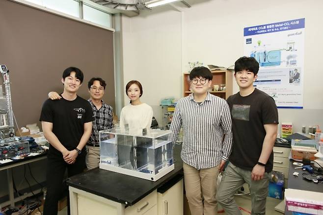 왼쪽부터 김정원 UNIST 연구원, 김건태 교수, 양예진 연구원, 김창민 연구원, 주상욱 연구원