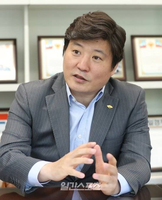 허준영 스포츠닥터스 이사장이 이달 26일 기부코인 `에스디코인`을 상장해 의료지원 재원을 마련하겠다는 계획을 설명하고 있다. 양광삼 기자