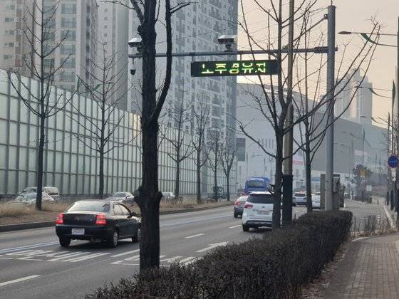 서울 은평구 진관동에 설치된 운행 제한 차량 단속 CCTV. 서울시는 미세먼지 저감조치가 발령되면 51곳에 설치된 CCTV를 통해 중량 2.5t 이상 배출가스 5등급인 경유차에 대해 운행 제한 단속을 시행한다. 이우림 기자