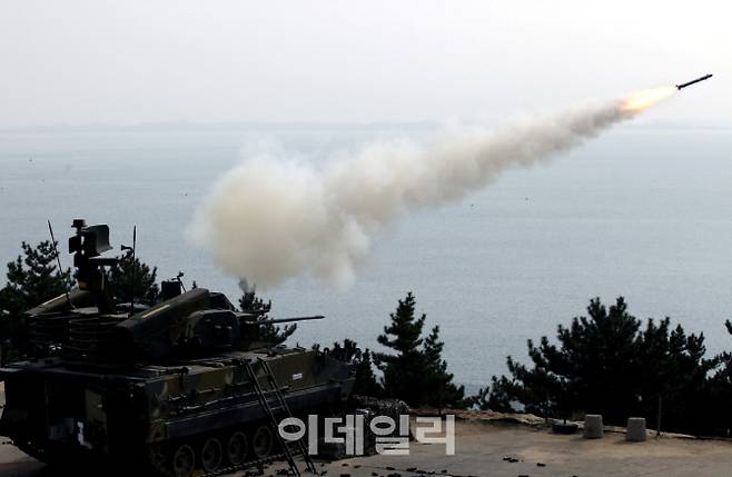 대공포와 대공유도무기를 결합한 ‘비호복합’의 미사일 사격 모습[사진=육군]