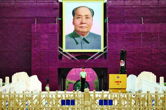 중국 경찰관이 천안문 사태 30주년을 맞은 4일 베이징 천안문 마오쩌둥 초상화 앞에서 경계근무를 서고 있다. 중국 당국은 이날 천안문 인근 지하철역을 폐쇄하고 베이징 시내 검문검색을 강화하는 등 통제 강도를 대폭 올렸다. AP뉴시스