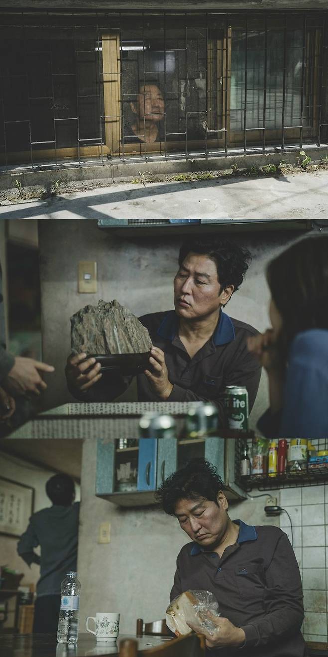 기택은 다양한 일을 했지만 제대로 된 게 없어서 현재 백수가 된 인물이다. 노력해도 바꿀 수 없다는 것을 알아버린 그는 계획을 세우지 않는다. (사진=㈜바른손E&A 제공)