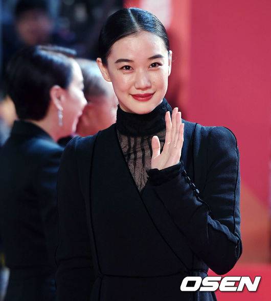 [OSEN=부산, 이동해 기자] 12일 오후 부산 해운대 영화의 전당에서 열린 제22회 부산국제영화제 레드카펫 행사에 배우 아오이 유우가 참석하고 있다. / eastsea@osen.co.kr