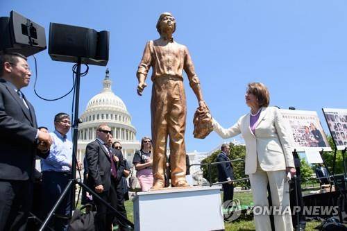 '탱크 맨' 동상 제막식에 참가한 낸시 펠로시 미 하원 의장 [upi=연합뉴스]