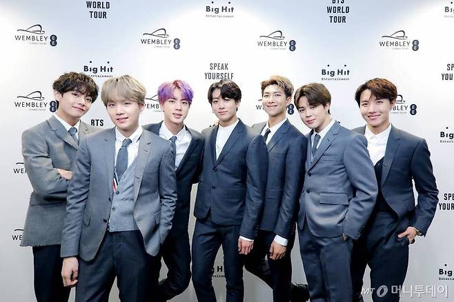 아이돌그룹 방탄소년단이 1일(현지 시각) 영국 런던 웸블리 스타디움에서 'LOVE YOURSELF: SPEAK YOURSELF' 공연에 앞서 글로벌 기자간담회에 참석하고 있다. /사진제공=빅히트엔터테인먼트