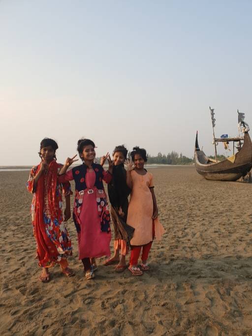 당신이 콕스바자르를 여행하는 날, 당신에게 다가와줄 소녀들. 그녀들이 있었기에 빛났던 그날 콕스바자르의 해변.&nbsp;