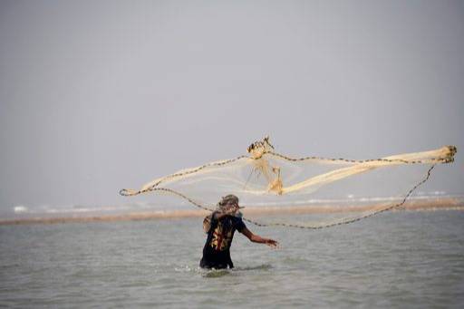 콕스바자르에서 낚시를 하는 어부. 방글라데시는 세계 3위 어류 수출국이다.&nbsp; 투어리즘윈도우 제공