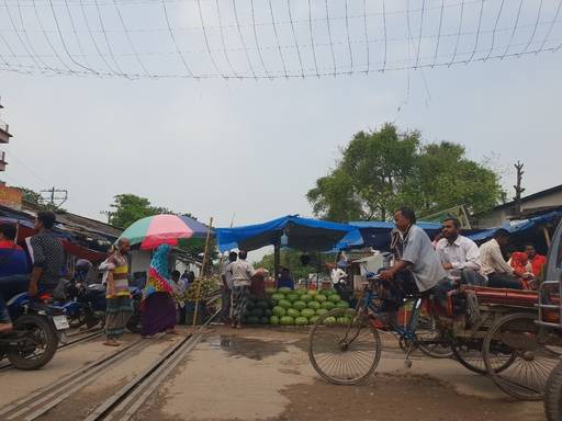 방글라데시에서 가장 인상적인 것은&nbsp;‘사람’이었다. 지역 요충지인 철길 위 만들어진 시장과 그 위를 지나는 방글라데시 사람들.