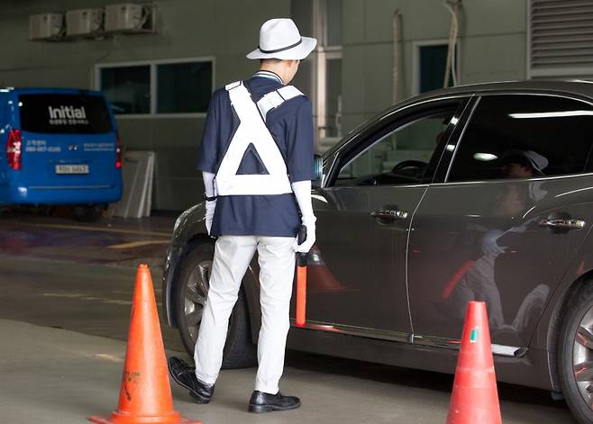 서울의 한 대형 쇼핑몰에서 일하는 아르바이트 주차요원. ⓒ시사저널