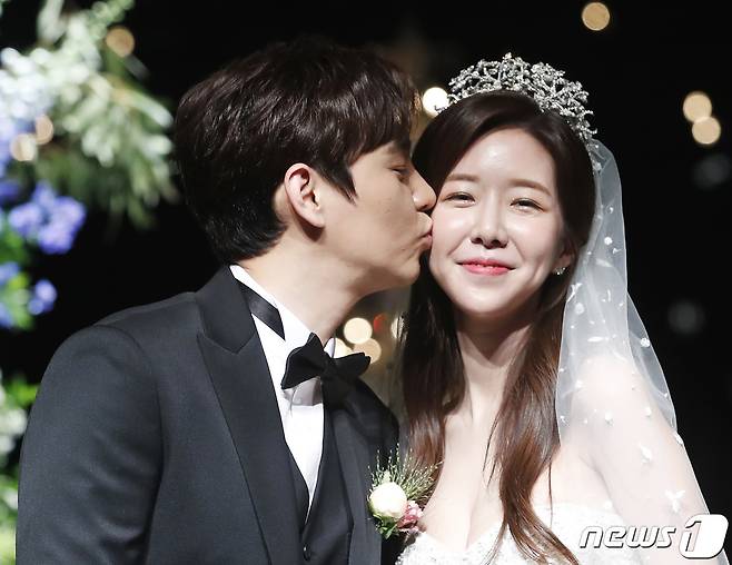 아이돌 그룹 파란 출신 에이스(본명 최성욱·32)와 캣츠 출신 김지혜(31)가 7일 오후 서울 신라호텔에서 결혼식을 올리기 전 사랑의 키스를 나누고 있다. 에이스와 김지혜는 데뷔 초 짧게 교제한 뒤 10년 만에 재회, 1년여 교제 끝에 결혼에 골인하게 됐다. 2019.6.7/뉴스1 © News1 권현진 기자