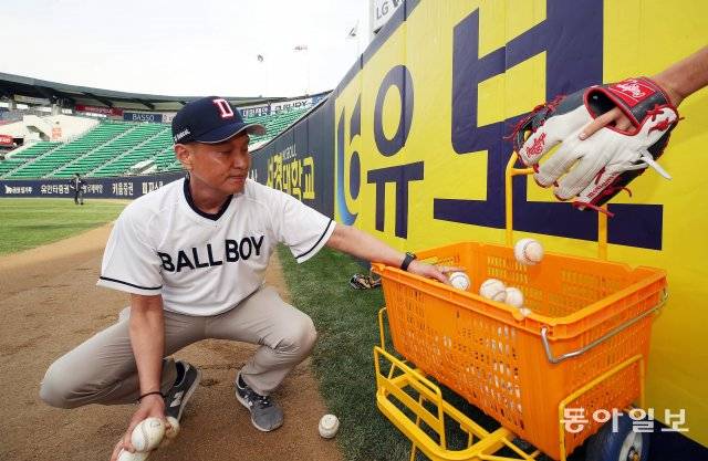 프로야구 볼보이들은 경기 시작 5시간 전부터 선수들의 연습을 챙기고 경기가 끝난 뒤 마무리까지 전담한다. 뙤약볕 속에서 수많은  연습 타구를 처리하는 과정은 쉽지 않지만 젊은 볼보이들은 “야구를 가까이에서 볼 수 있어 행복하다”고 입을 모았다. 사진은 서울  송파구 잠실야구장에서 기자가 일일 볼보이로 안전장비를 설치하고 연습 공을 배치하고 타구를 처리하는 모습이다. 사진 양회성 기자 yohan@donga.com