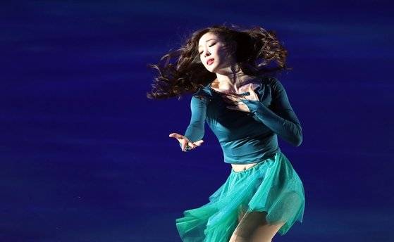 6일 오후 서울 송파구 올림픽공원 KSPO돔에서 열린 올댓스케이트 2019 아이스쇼에서 김연아가 오프닝 무대를 선보이고 있다. [연합뉴스]