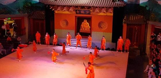 샤오린쓰의 무술 시험. 아찔한 장면도 연출한다. 장세정 기자