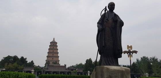 시안의 현장법사와 대안탑. 대안탑에 현장법사가 인도에서 가져온 불법이 모셔져 있다. 장세정 기자