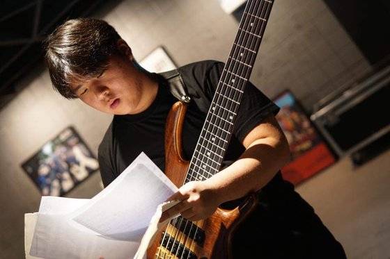 일렉트릭 베이스를 전공으로 하는 이동영 군은 올해 버클리음악대학 프로페셔널뮤직학과에 입학했다. 그는 공부가 아닌 '제3의 길'을 꿈꾸는 학생들에게 "스스로에 대한 신뢰와 열정이 있다면 과감하게 뛰어들어보는 것이 최선의 방법"이라고 말했다. [사진 이동영군]