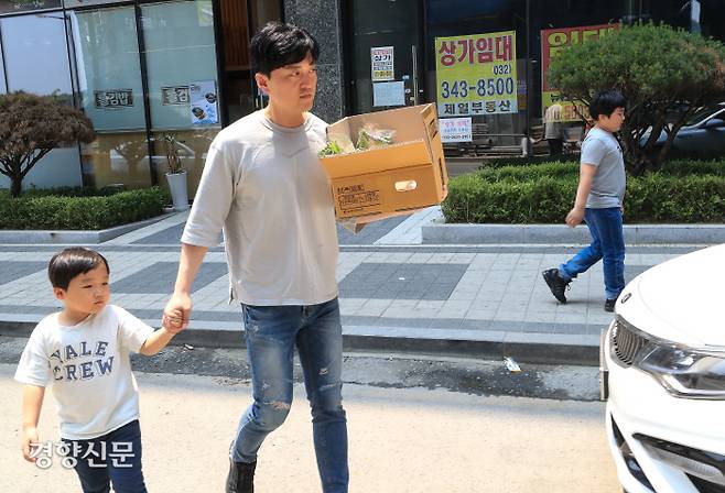 집으로 가는길 둘째 시환이는 아빠 손을 꼭 잡고 가지만 첫째 시우는 저만큼 떨어져 걷는다. 자기는 이제 다 컸다는 얘기다.