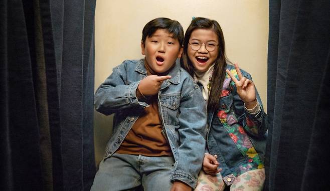 어릴 적 절친인 마커스(랜들 파크)와 사샤(앨리 웡)가 15년 후 재회하면서 벌어지는 연애담을 그린 영화 <우리 사이 어쩌면>은 로맨틱 코미디의 뻔한 플롯을 다루지만 디테일 면에서는 기존의 익숙한 전형을 유쾌하게 뒤집는다. 넷플릭스 제공