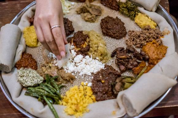 에티오피아 전통 음식 인제라. 에티오피아의 토착 작물인 테프의 가루로 만든다.