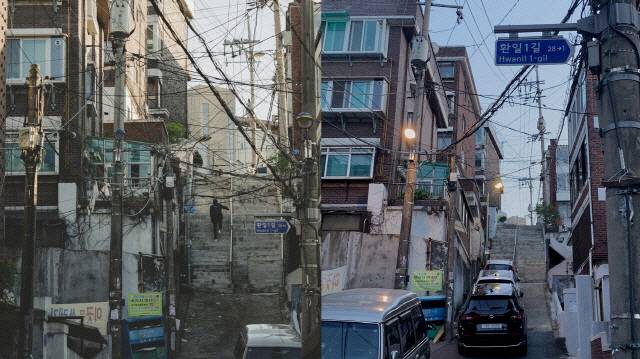 영화 ‘기생충’ 장면(왼쪽)과 직접 가 본 촬영지 중 하나인 아현동 골목(오른쪽). / 강신우 기자