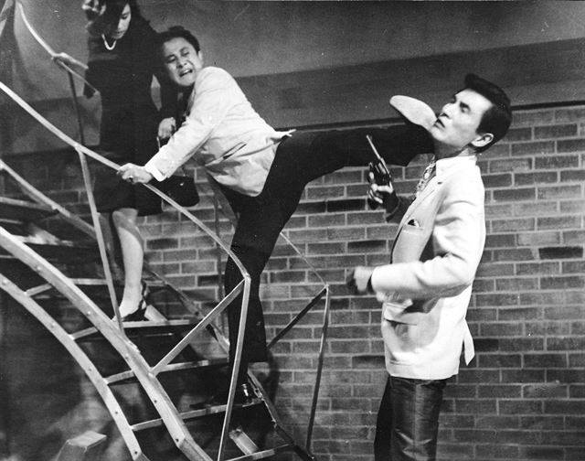 영화배우 박노식이 액션 연기를 펼치고 있다. 한국일보 자료사진