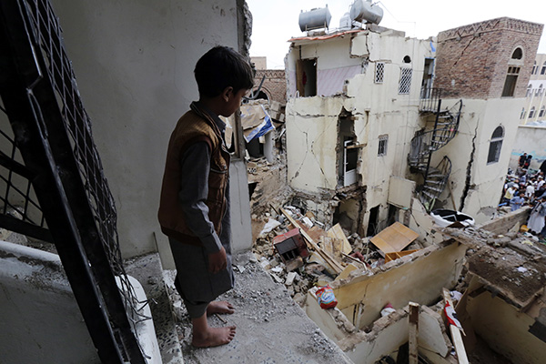 ⓒEPA 5월17일 사우디아라비아의 공습으로 파괴된 예멘 수도 사나의 한 마을 모습.
