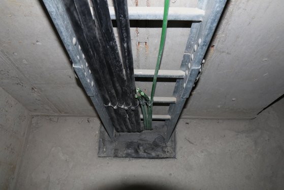 대구 한 아파트 배전반 속 전기설비 가운데 초록색 접지선만 절단된 채 사라진 모습. [사진 대구경찰청]