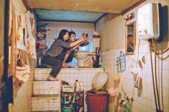 영화 '기생충'의 반지하 집은 변기가 바닥보다 높은 곳에 있다. [사진 CJ엔터테인먼트]