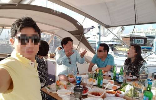 결손 아동 후원금으로 요트 파티를 하고 있는 새희망씨앗 관계자들. 128억원을 후원받아 126억원을 이런 식으로 흥청망청 써버렸다. 세계일보 자료사진