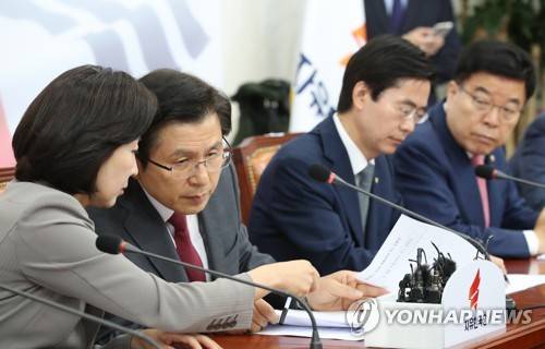 무슨 이야기? (서울=연합뉴스) 이진욱 기자 = 자유한국당 황교안 대표와 나경원 원내대표가 10일 국회에서 열린 최고위원회의에서 이야기하고 있다. 2019.6.10 cityboy@yna.co.kr