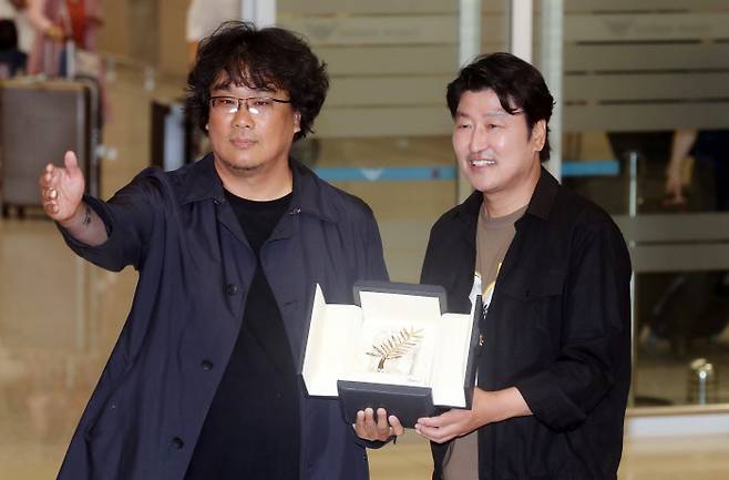 봉준호 감독(왼쪽)과 송강호 배우  경향신문 자료사진