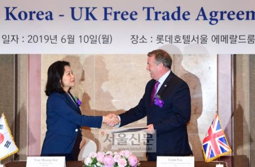 유명희(왼쪽) 산업통상자원부 통상교섭본부장과 리엄 폭스 영국 국제통상장관이 10일 서울 중구 롯데호텔에서 열린 ‘한영 자유무역협정(FTA) 원칙적 타결 선언식’에서 공동 선언문에 서명한 뒤 악수하고 있다.정연호 기자 tpgod@seoul.co.kr