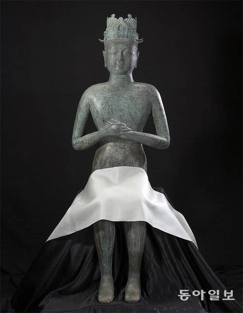북한 개성에서 출토된 고려 태조 왕건 상. 머리에는 황제가 쓰는 통천관(通天冠)을 쓰고 있다. 동아일보DB
