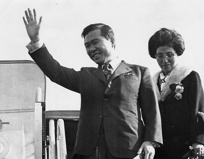 1971년 방미길에 오른 김대중 후보와 부인 이희호 여사. [중앙포토]