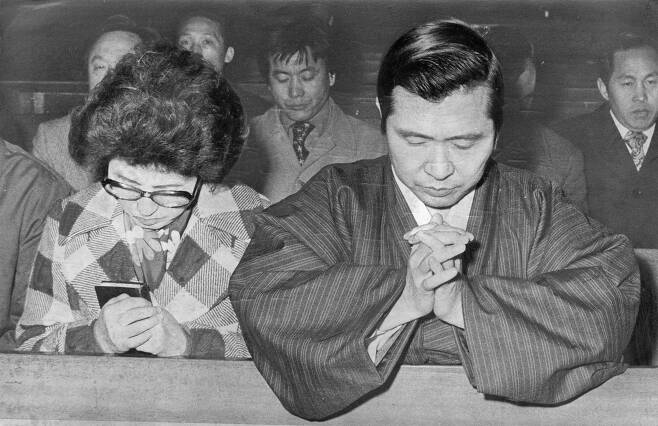 1975년 2월 김대중 전신민당 대통령 후보와 부인 이희호 여사가 국민투표를 거부하고 명동성당에서 오전 7시부터 오후 6시까지 금식을 하며 기도하고 있다.