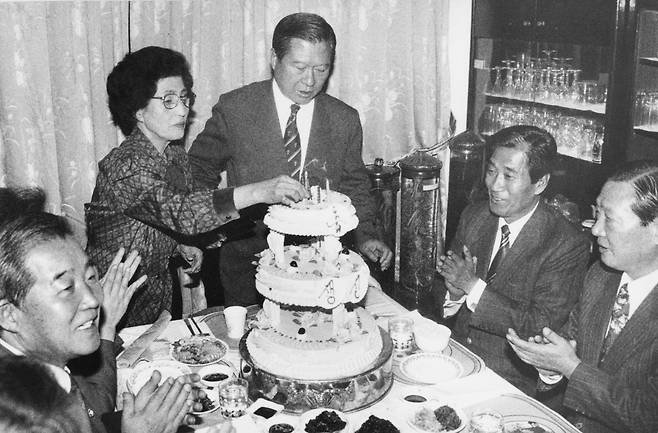 1993년 68회 생일을 맞은 김대중 전 민주당 대표가 부인 이희호 여사와 함께 민주당 당직자들의 축하를 받으며 생일축하 케이크를 자르고 있다. [중앙포토]