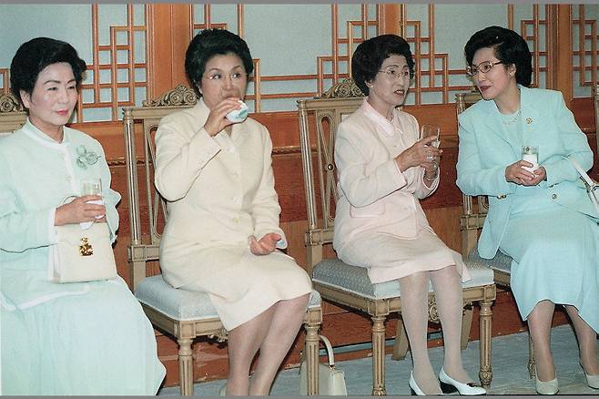 1998년 7월31일 청와대에서 열렸던 전직대통령초청 만찬장에서 자리를 함께한 전,현직 대통령 부인들. 왼쪽부터 손명순, 이순자, 이희호, 김옥숙 여사 [중앙포토]