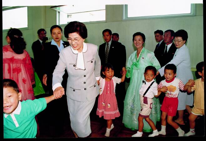 2000년 6월 평양창광유치원을 방문한 이희호 여사가 원생들과 함께 춤을 추며 즐거운 시간을 보내고 있다. [중앙포토]