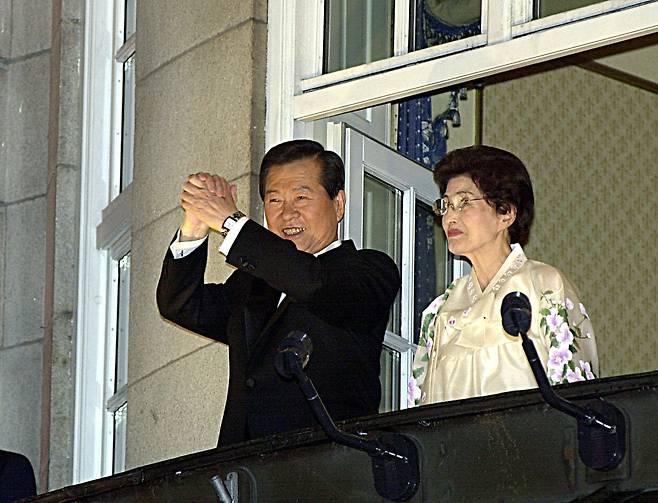 2000년 김대중 대통령과 이희호 여사가 오슬로 그랜드호텔 발코니에서 시민들이 노벨평화상수상을 축하하자 손을 들어 인사하고 있다. [중앙포토]
