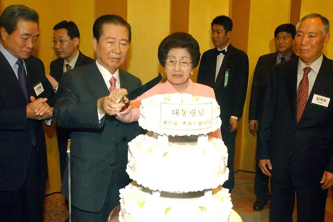 2004년 김대중 전 대통령의 팔순잔치에서 김 대통령과 부인 이희호 여사가 케이크를 자르고 있다. [중앙포토]