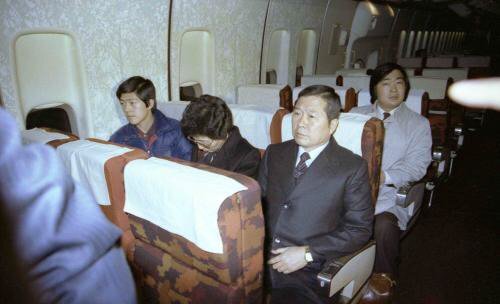 1982년 미국으로 망명한 고 김대중 전 대통령과 이희호 여사가 일반 승객이 전혀 없는 노스웨스트 항공기에서 이륙을 기다리고 있다. [사진 김대중평화센터]