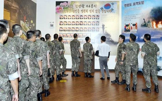 해외거주 영주권자의 자격으로 입대한 훈련병들이 12일 대전현충원 보훈미래관 전시관을 관람하고 있다. 프리랜서 김성태
