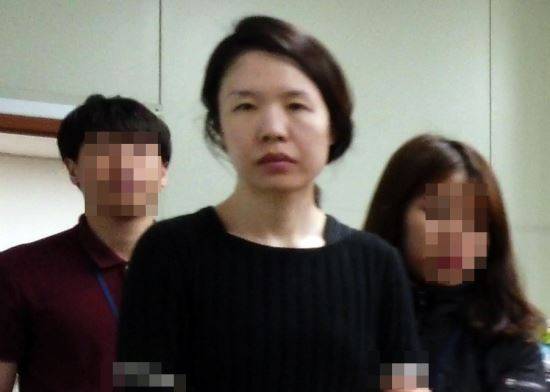 '전 남편 살해' 피의자 고유정(36·여)이 지난 7일 오후 제주 동부경찰서에서 조사를 받기 위해 진술녹화실로 이동하고 있다. 뉴시스