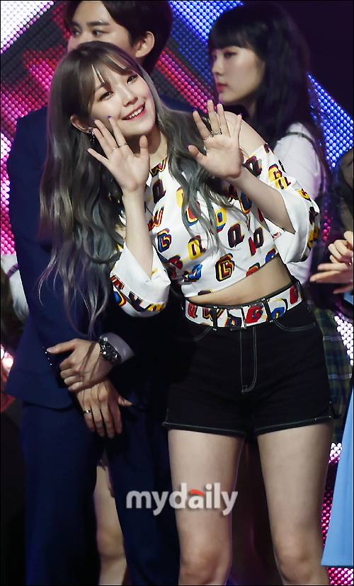 ▲  프로미스나인 백지헌 '막내의 깜찍한 인사'