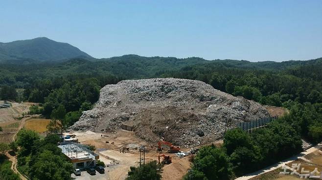 경북 의성군 단밀면의 거대한 쓰레기 산. (사진=이충현 기자)