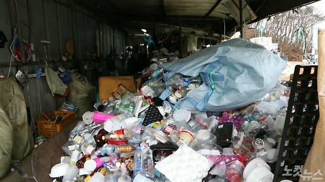 아파트 단지에서 수거한 폐플라스틱들이 쌓여있다. (사진=이충현 기자)