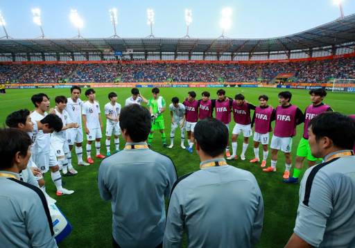 11일 오후(현지시간) 폴란드 루블린 경기장에서 열린 2019 국제축구연맹(FIFA) 20세 이하(U-20) 월드컵 4강전 한국과 에콰도르의 경기. 전반 시작에 앞서 한국 대표팀 선수들이 정정용 감독 등 코칭스태프들과 함께 동그랗게 모여 있다. 루블린=연합뉴스
